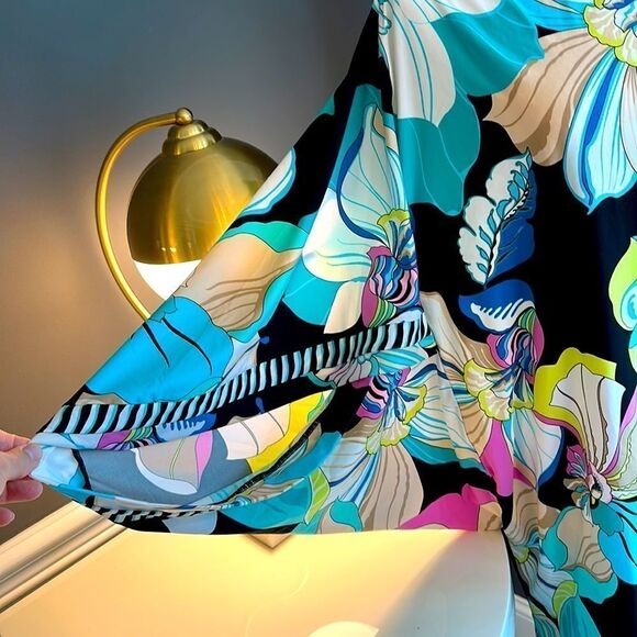 Trina Turk Sintra Flora Kimono Sleeve Boat Neck Coverup. - Picture 3 of 7